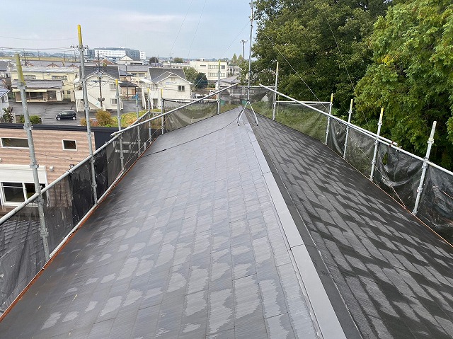 スレート屋根から横暖ルーフを使った屋根カバー工事を行いました！川口市屋根カバー工事　横暖ルーフαｓ　ニチハ　センタールーフ　スレートボロボロ　ガルバリウム鋼板　